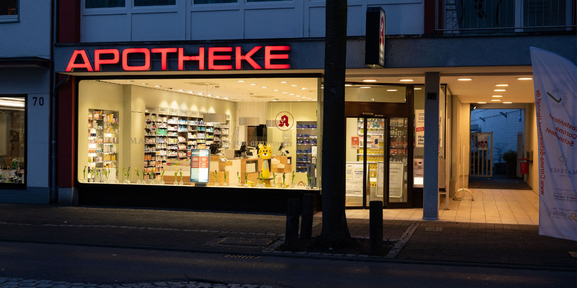 Nächtliche Außenansicht der Malteser Apotheke