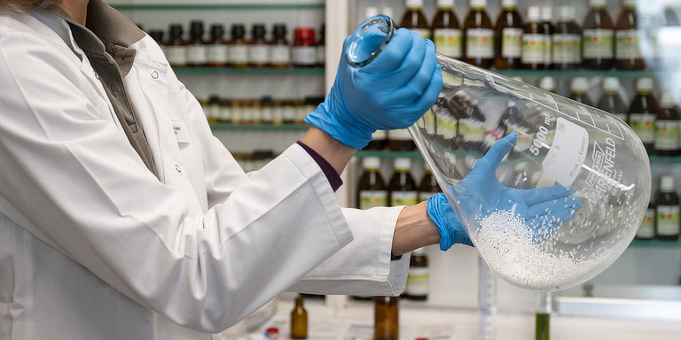 Foto Herstellung von Spezialrezepturen - Labormitarbeiterin beim Herstellungsprozess